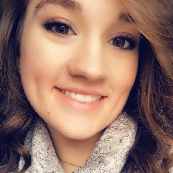 Meet your Posher, Nicole - Picture 1 of 1